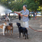Uno de los usuarios limpiando el espacio dedicado a perros con una manguera que han adquirido con sus recursos económicos.