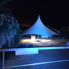 La discoteca Las Carpas de Roda amb tota la il·luminació preparada abans de la seva obertura.