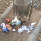Desperdicios fuera de la papelera en el Parque del Francolí.