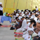 Imatge d'un grup de musulmans pakistanesos fent l'última pregària del Ramadà.