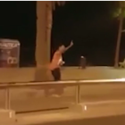Captura del vídeo que va difondre un testimoni on apareix en cinquè terrorista abans de ser abatut.