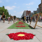 Pla obert de la plaça de la Llibertat de Reus amb l'acció 'Una rosa per la Llibertat'. Imatge del 27 de maig de 2017