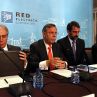 El presidente de Red Eléctrica, José Folgado, en el centro.