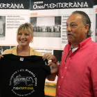 El presidente de la entidad, Ángel Juárez, y la consellera de Relacions Ciutadanes en Tarragona, Elvira Ferrando, con la camiseta de los Premios.