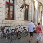 Una imagen de archivo del espacio de parking de bicicletas habilitado en la entrada del Ayuntamiento.