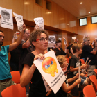 Un grupo de trabajadores mostrando carteles de rechazo por la aprobación del aumento salarial.