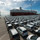 Centenares de vehículos en el Puerto de Tarragona, esperando nuevo destino.