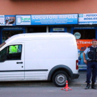 Imatge d'una furgoneta al davant del locutori de Ripoll escorcollat pels Mossos d'Esquadra en relació amb els atemptats de Barcelona i Cambrils el 22 d'agost del 2017.