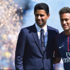 Neymar, en su presentación con el presidente del PSG, Nasser Al-Khelaifi.