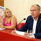L'alcalde de Reus, Carles Pellicer, i la regidora de Cultura, Montserrat Caelles, en roda de premsa a l'equador de la Capitalitat de la Cultura Catalana 2017. Imatge del 26 de juliol del 2017