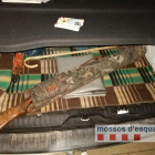 Pla general del maleter del cotxe escorcollat pels Mossos amb l'arma de caça localitzada. Imatge del 21 de juliol de 2017