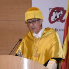 Ramon Gomis pronuncia su discurso durante el acto celebrado en el Paraninfo de la URV.