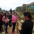 Una tècnica del parc natural del delta de l'Ebre informa els alumnes de l'IES de l'Ametlla de Mar sobre l'alliberament dels samarucs.