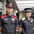 Un mosso d'esquadra i una policia local vestits amb els nous uniformes.