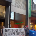 Els activistes amb la pancarta en suport al poble maputxe.