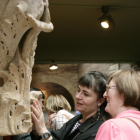Un voluntari acompanyant a una invident en una visita a un museu.