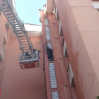 Els Bombers treballant al pis afectat, al número 6 del carrer Riu Llobregat.
