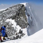 Imatge d'Òscar Cadiach i el seu equip ja havent superat el coll del Broad Peak.