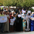 Pla obert de diversos manifestants musulmans a Valls, amb pancartes, en la concentració a Valls. Imatge del 26 d'agost de 2017
