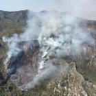 Imagen aérea del incendio, que ha empezado en el fondo de un barranco y se dirige hacia la parte superior de la sierra.