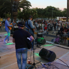 Pla obert dels Arrels de Gràcia, davant de tot el públic, tocant al primer festival de Rumba Catalana de Reus. Imatge del 16/09/2017