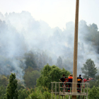 Pla tancat d'uns treballadors de la paperera d'Alcover, observant la fumera d'un incendi a Picamoixons (Alt Camp), el 30 de maig del 2017