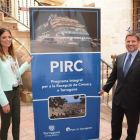 La regidora de Turisme de l'Ajuntament de Tarragona, Inma Rodríguez, i el president del Port de Tarragona, Josep Andreu, davant un cartell promocional del Programa integral per a la recepció de creuers, el 30 de maig del 2017.