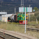 Pla obert de la locomotora 'yeyé' i la 'Bonita', en segon pla, entrant a l'estació de Móra la Nova. Imatge del 15 d'octubre de 2017