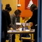 Miembros de las mesas sellan una urna en un colegio electoral de Barcelona, el 21 de diciembre de 2017.