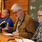 El alcalde del Vendrell, Martí Carnicer, al lado de los socios de gobierno, Eva Serramià y Josep Marrasè, en rueda de prensa este martes.