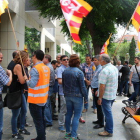 Protesta de los trabajadores de Fecsa Endesa en Tarragona en apoyo|soporte de un trabajador despedido por supuesto fraude, ante|delante de el Juzgado de lo Social de la ciudad, el 30 de mayo del 2017.