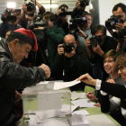 Un home amb barretina, votant a Barcelona.