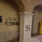 La frase «Viva España» ha aparecido en una de las paredes, mientras que la esvástica está pintada en una de las columnas.