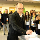 El número cuatro de la lista de JxCat per Barcelona, Jordi Turull, vota en el Colegio Público a Lluís Piquer de Parets del Vallès por|para las elecciones en el Parlamento.