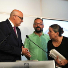 El presidente del grupo parlamentario de JxSí, Lluís Corominas, habla con los diputados de la CUP a Benet Salellas y Gabriela Serra, antes de presentar la ley de transitoriedad 28 de agosto de 2017.