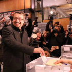 El candidat de Catalunya en Comú-Podem, Xavier Domènech, mirant a les càmeres abans de votar, el 21 de desembre de 2017.