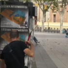 Instant del vídeo en què es mostra com diversos membres de Recortes Cero pengen cartells al Vendrell contra el referèndum.