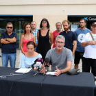 Foto de grupo de miembros de la CUP y el partido Vila-seca en común, con el diputado Sergi Saladié y la portavoz del grupo municipal Elisabet Sánchez, en rueda de prensa.