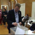 L'alcalde de Tortosa, Ferran Bel, exercint el seu dret a vot.