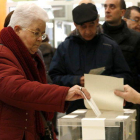 Una senyora vota al col·legi La Farigola de Barcelona.