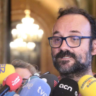 El diputado de la CUP Benet Salellas atiende los medios en los pasillos|pasadizos del Parlamento