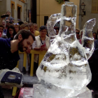 En la edición de este año los asistentes podrán volver a ver en directo cómo se hace una escultura de hielo|gel de un porrón gigante.