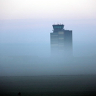 Plan|Plano general de la terminal del aeropuerto de Lérida-Alguaire rodeada por la niebla,