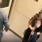Captura del vídeo on es mostra la víctima de l'assetjament amb la cara pixelada.