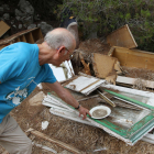Lerin mostra un plat i mobles que han estat deixats en un espai localitzat al costat de la carretera del Llorito.