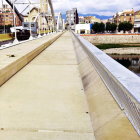 Pla general de la primera passarel·la de vianants rehabilitada del pont de l'Estat de Tortosa. Imatge del 31 de maig de 2017 (horitzontal)