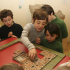 Imagen de niños construyendo una ciudad romana.
