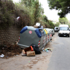 En imagen, los contenedores ubicados detrás de la zona de los apartamentos Jardí y Mediterrani, junto a la playa.