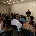 Plano abierto del concejal de Participación Ciudadana de Alcanar, Joan Roig, ante decenas de personas que han participado en la asamblea ciudadana, este 28 de agosto de 2017
