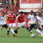 Maikel Mesa intenta marcharse de tres jugadores del Albacete al mismo tiempo durante el partido del domingo en el Nou Estadi.